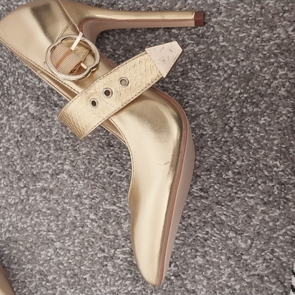 Gold never worn mary jane heels - Picture 2 of 4